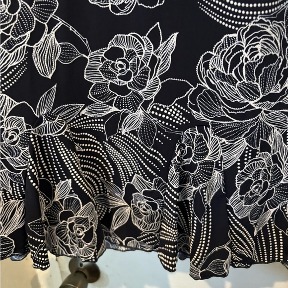 NWOT SJS Navy and White Textured Floral Design Knit Skirt - Picture 2 of 6